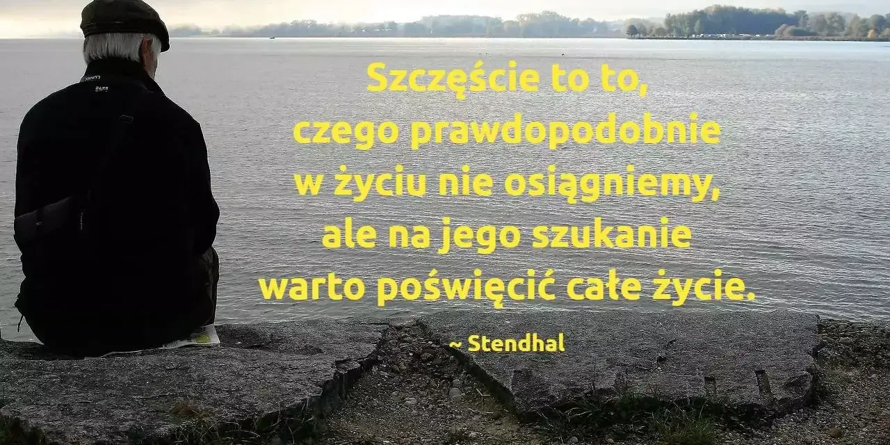 Mężczyzna w czapce siedzi nad wodą, kontemplując cytat o szczęściu: "Szczęście to to, czego prawdopodobnie w życiu nie osiągniemy, ale na jego szukanie warto poświęcić całe życie." ~ Stendhal.