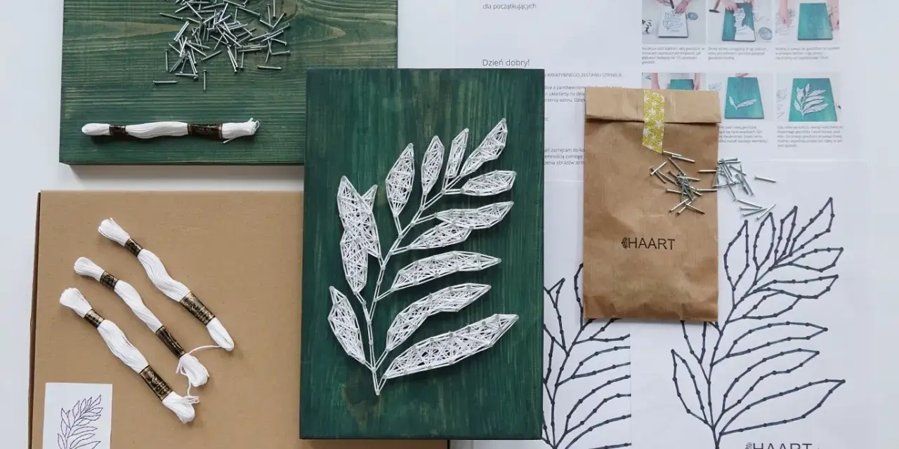 Zestaw do tworzenia string art z szablonami dla początkujących. Drewniana deska, gwoździe, biała nić i instrukcje.