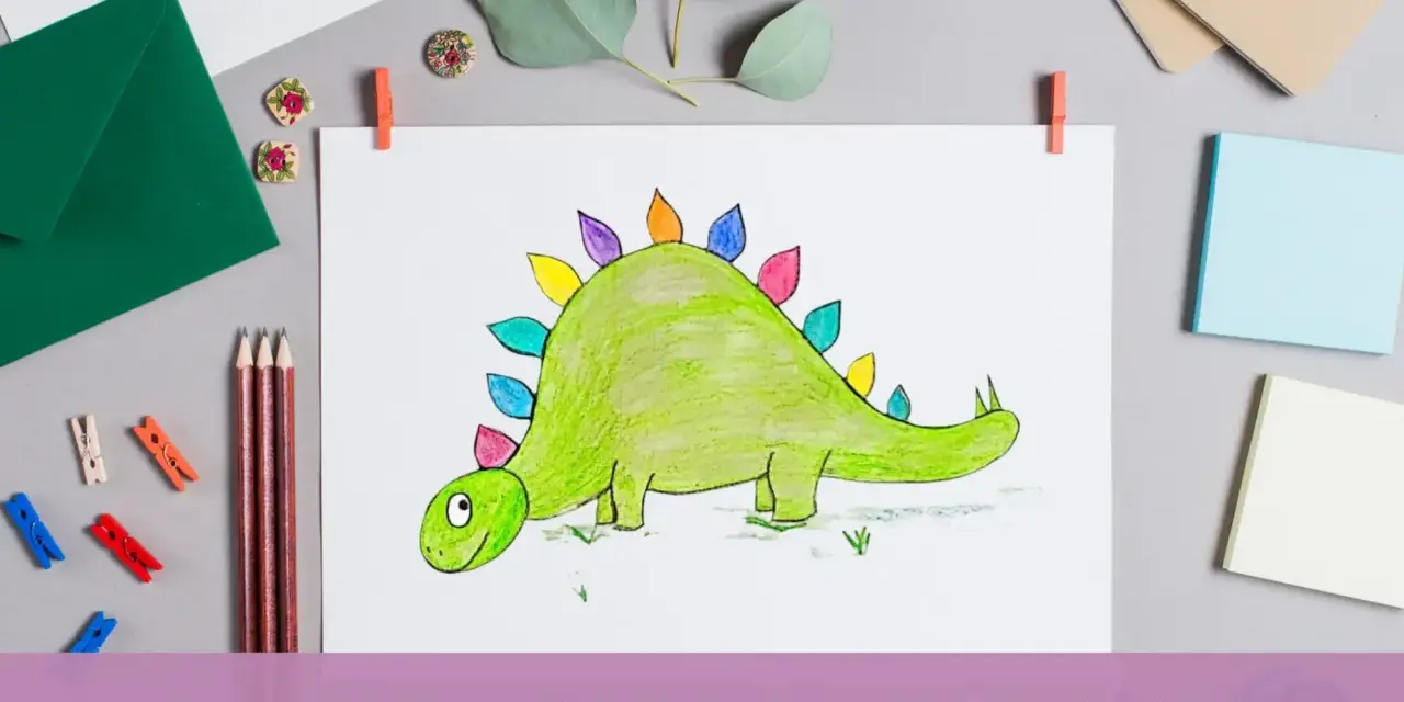 Kolorowy dinozaur na rysunku, obok kredki i kopert. Podpis "Jak narysować dinozaura" sugeruje instrukcję.