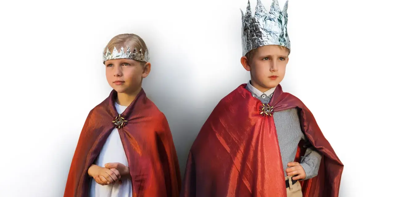Dwóch chłopców w błyszczących płaszczach i koronach z folii aluminiowej. Inspiracja, jak zrobić strój na bal wszystkich świętych.