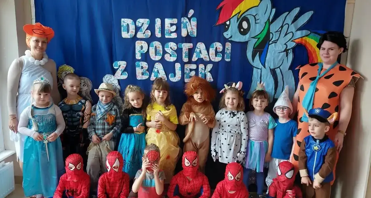 Dzień postaci z bajek w przedszkolu. Dzieci przebrane za Spider-Manów, księżniczki, zwierzątka i inne bajkowe postacie pozują do zdjęcia.