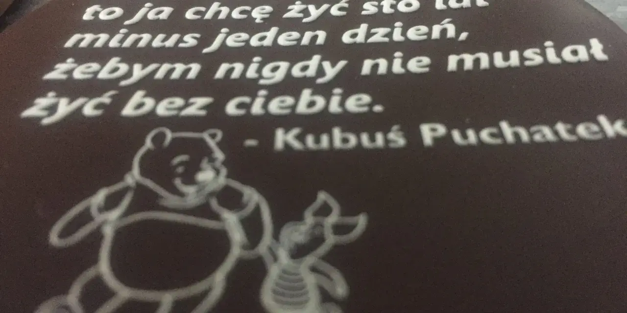 Cytaty z Kubusia Puchatka: "Jeśli dożyjesz stu lat, to ja chcę żyć sto lat minus jeden dzień, żebym nigdy nie musiał żyć bez ciebie.