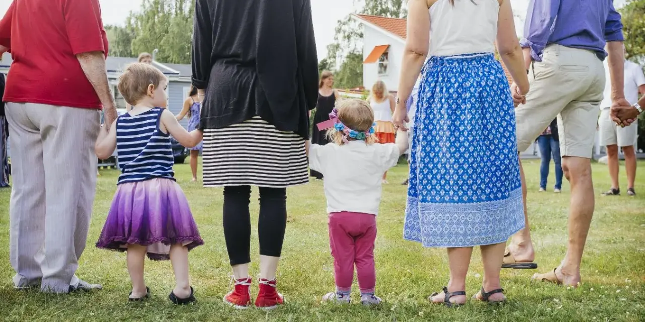 Dzieci trzymają się za ręce, tworząc krąg. To piękny wiersz dla mamy i taty, pełen miłości i rodzinnego ciepła.