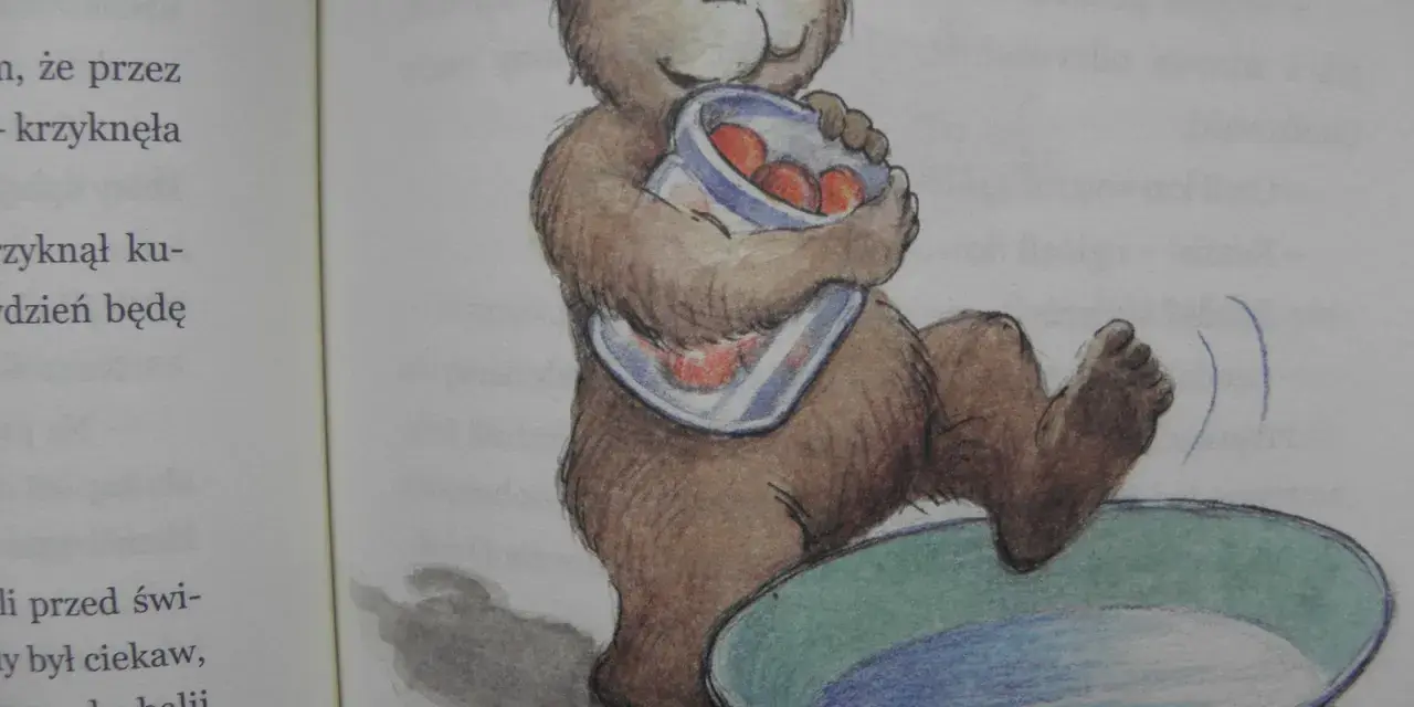 Miś, jeden z bohaterów, trzyma słoik z jabłkami, a jego łapka wchodzi do miski z wodą. Dziadek i niedźwiadek bohaterowie w akcji!