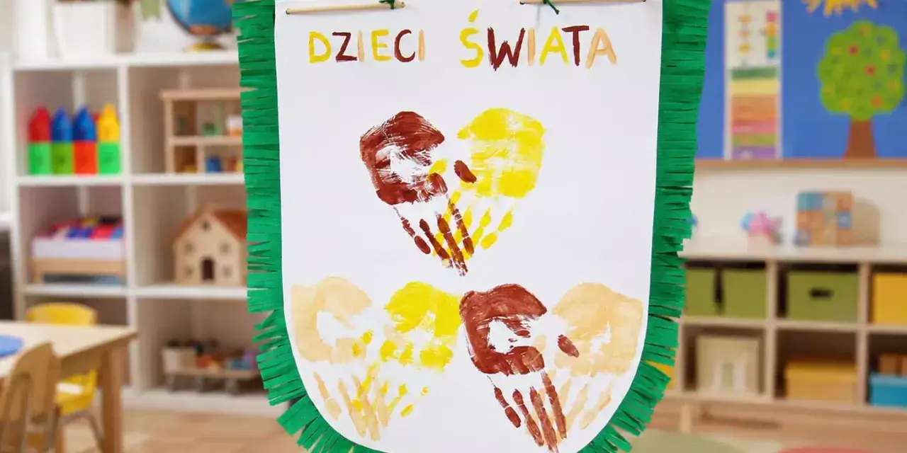 Kolorowe odciski dłoni dzieci tworzą serca na plakacie "Dzieci Świata". Wspaniałe zajęcia plastyczne dla dzieci w przedszkolu.