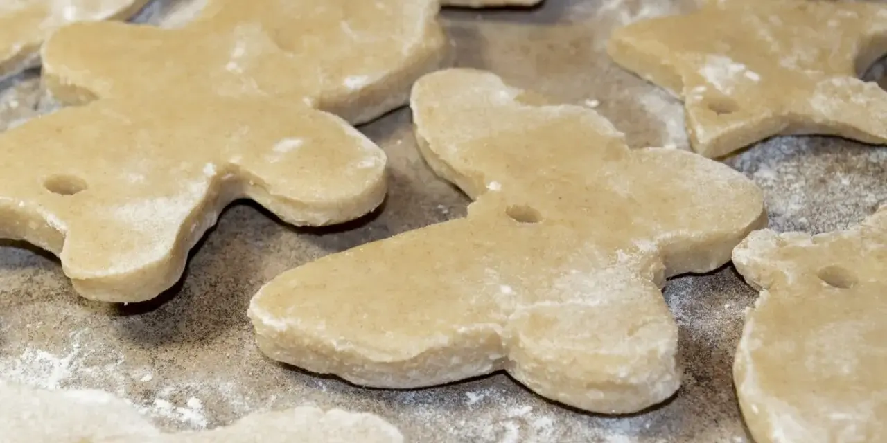 Wycięte z masy solnej, przygotowanej w Thermomixie, figurki zwierzątek i gwiazdek czekają na pieczenie.