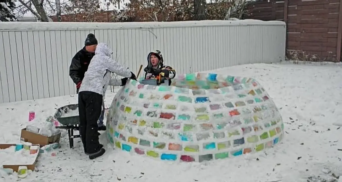 Rodzina buduje kolorowe igloo z lodu. Dzieci pomagają, układając bloki. Oto jak zbudować igloo!