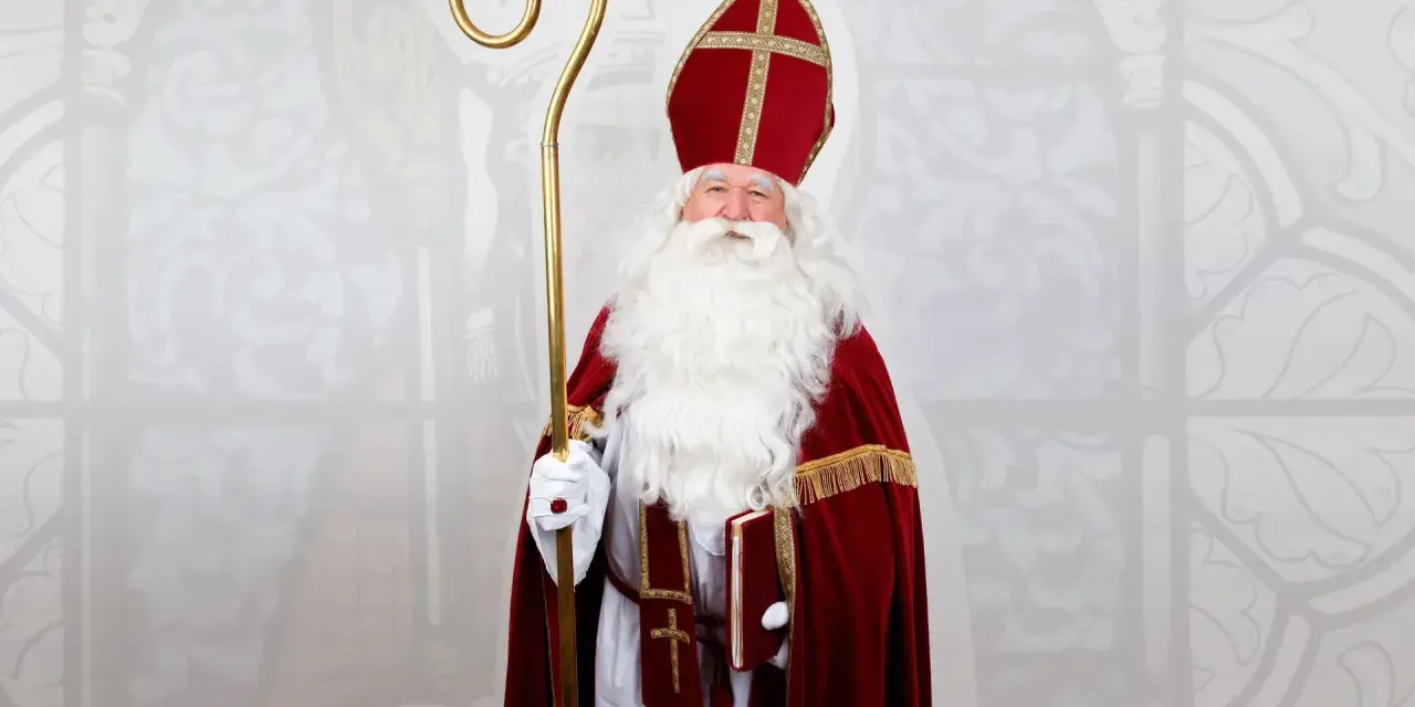 Postać w stroju biskupa z białą brodą i pastorałem. Tak wyglądał święty Mikołaj, który przynosił prezenty.