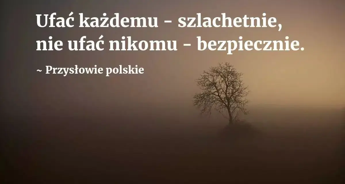 Ufać każdemu szlachetnie, nie ufać nikomu bezpiecznie. Polskie przysłowia na luty przypominają o mądrości. Mglisty krajobraz z samotnym drzewem.