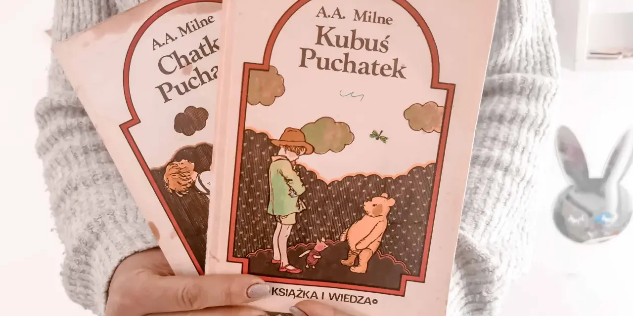 Dwie okładki książek A.A. Milne'a: "Chatka Puchatka" i "Kubuś Puchatek". Ilustracje nawiązują do ponadczasowych cytatów o przyjaźni.