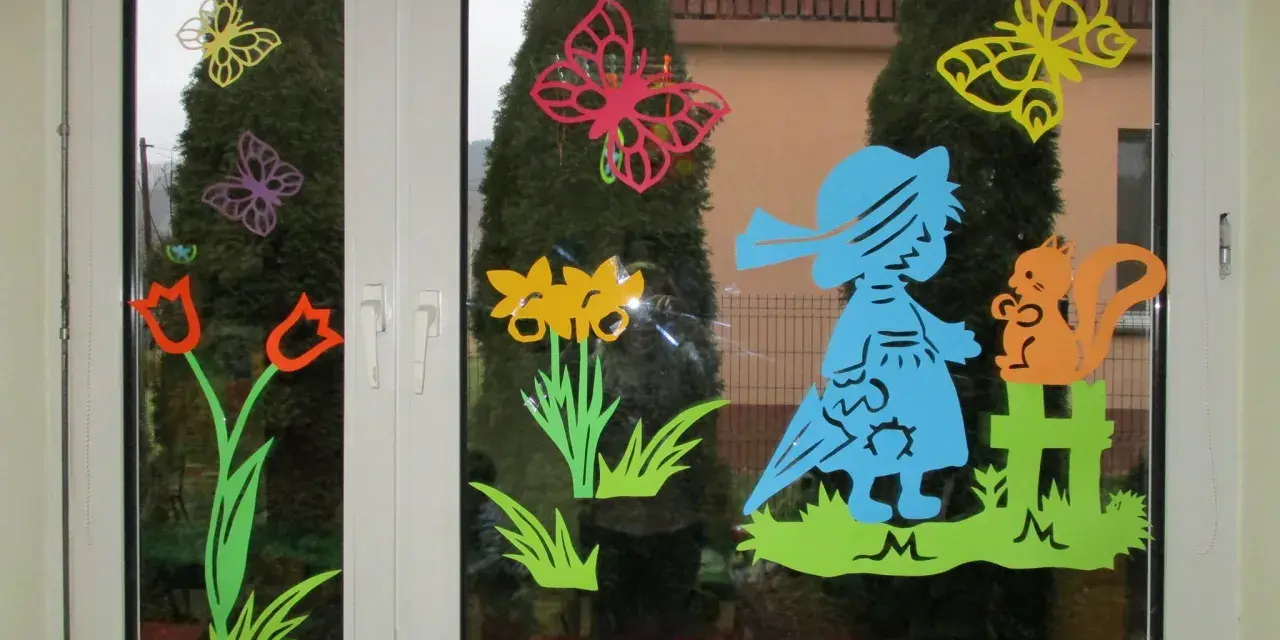 Kolorowe dekoracje wiosenne przedszkole na okna: motyle, tulipany, dziewczynka z wiewiórką.