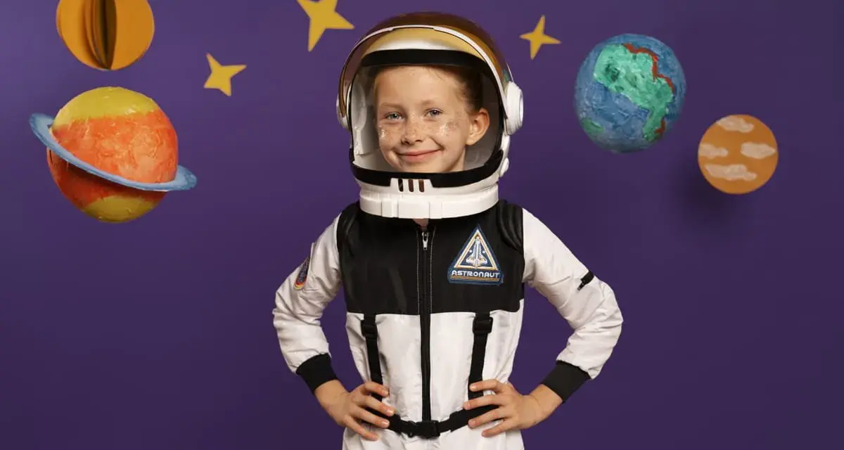 Dziecko w stroju astronauty, gotowe na kosmiczną przygodę. Inspiracja, jak zrobić strój kosmiczny dla dziecka.
