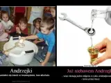 Dzieci bawią się w andrzejkowe wróżby z kluczem i jajkiem. Obok zdjęcie z butelki leje się alkohol przez klucz do kieliszka.