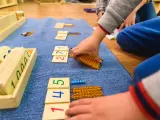 Dzieci uczą się liczyć, używając koralików i kart z cyframi. To świetne zabawy matematyczne klasa 1!