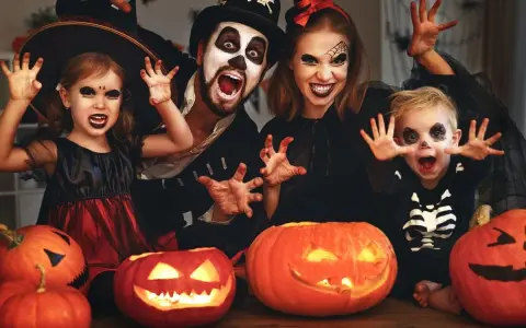 Rodzina w strojach na Halloween, z dyniami i pajęczyną w tle. Idealne inspiracje na halloween karty pracy dla dzieci.