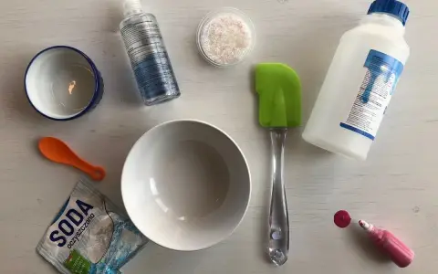 Składniki do zrobienia slime: klej, soda oczyszczona, płyn do soczewek, brokat, miseczki i szpatułka. Idealny przepis na slime!