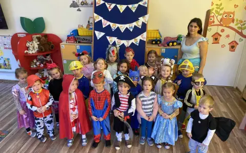 Dzieci w przedszkolu świętują dzień postaci z bajki. Wśród nich są piraci, księżniczki i superbohaterowie.