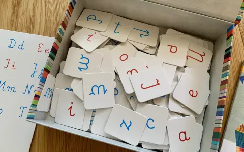 Zestaw kart z literami do nauki pisania. Dzieci mogą układać wyrazy na j, tworząc pierwsze słowa.