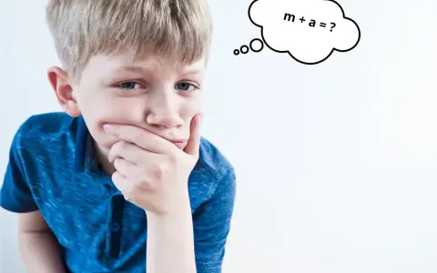 Chłopiec zastanawia się, jak nauczyć dziecko składać litery w wyraz. Myśli o "m + a = ?".