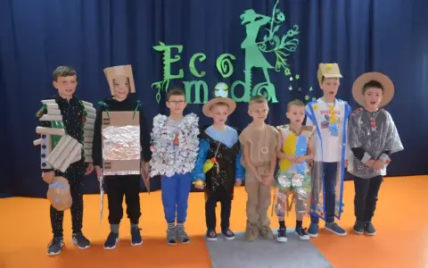 Chłopcy prezentują stroje ekologiczne wykonane z materiałów recyklingowych. Inspiracja, jak zrobić strój ekologiczny dla chłopca, widoczna na ich kreatywnych kreacjach.