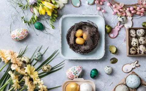 Wielkanocny stroik dziecięcy: pisanki, kwiaty i ozdoby zajączki.