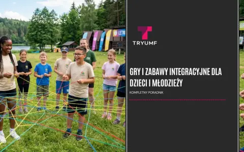 Grupa młodzieży bierze udział w grach integracyjnych na świeżym powietrzu, tworząc kolorową sieć z lin.