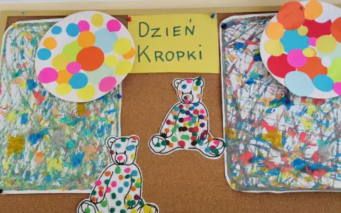 Kolorowe misie i talerze ozdobione kropkami na tablicy. Dzieci tworzyły wspaniałą pracę z kropek, celebrując Dzień Kropki.