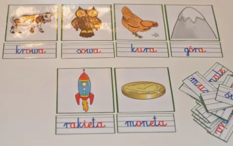 Krowa, sowa, kura, góra, rakieta, moneta – to przykłady dla dzieci, które uczą się czytać i pisać.