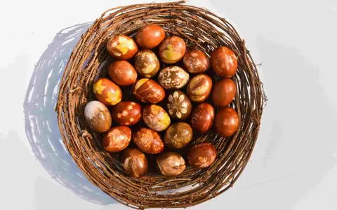 Wielkanocne pisanki w koszyku z gałęzi, barwione w łuskach cebuli, z naturalnymi wzorami liści i kwiatów.