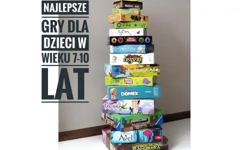 Stos pudełek z grami planszowymi, idealnymi na najlepsze gry dla dzieci w wieku 7-10 lat.