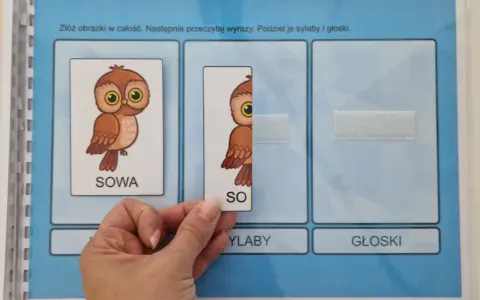 Ćwiczenia z dzielenia na sylaby i głoski. Dziecko układa obrazek sowy, dzieląc wyraz "sowa" na sylaby "so" i "wa".