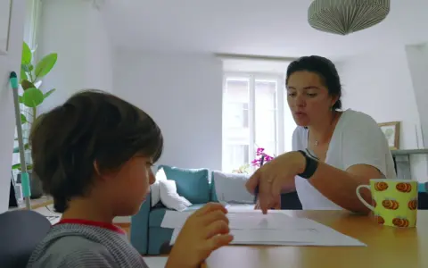 Mama uczy syna literki "g". Dziecko z uwagą słucha, a mama pokazuje mu ćwiczenia.
