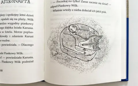Ilustracja z książki: dziewczynka Karusia śpi wtulona w Piaskowego Wilka.