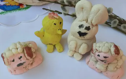 Urocze ozdoby wielkanocne z masy solnej: kurczaczek, zajączek i dwie owieczki.