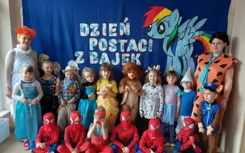 Dzień postaci z bajek w przedszkolu. Dzieci przebrane za Spider-Manów, księżniczki, zwierzątka i inne bajkowe postacie pozują do zdjęcia.