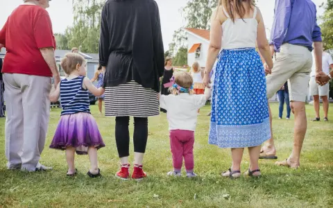 Dzieci trzymają się za ręce, tworząc krąg. To piękny wiersz dla mamy i taty, pełen miłości i rodzinnego ciepła.