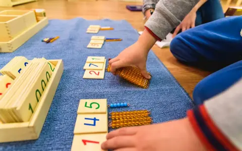 Dzieci uczą się liczyć, używając koralików i kart z cyframi. To świetne zabawy matematyczne klasa 1!