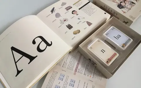 Gra "SY-LA-BY" do nauki czytania dla 7 latka. Książka z literą "A" i kartami do nauki sylab.
