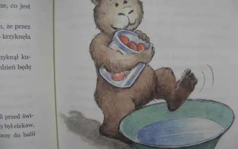 Miś, jeden z bohaterów, trzyma słoik z jabłkami, a jego łapka wchodzi do miski z wodą. Dziadek i niedźwiadek bohaterowie w akcji!