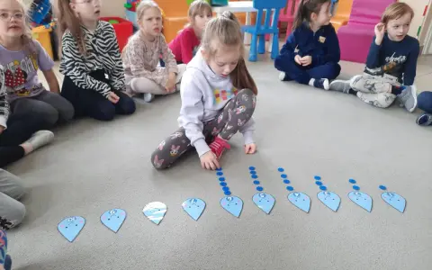 Dzieci uczą się liczyć z kroplami wody. Wspaniałe dzień wody pomysły na edukacyjną zabawę.