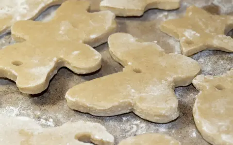Wycięte z masy solnej, przygotowanej w Thermomixie, figurki zwierzątek i gwiazdek czekają na pieczenie.