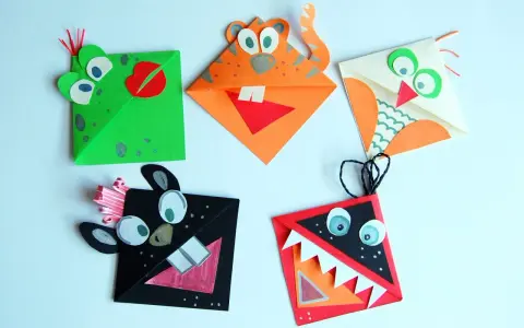 Pięć kolorowych zakładek do książki diy: zielony potwór, pomarańczowy tygrys, biała sowa, czarny zwierzak i czerwony potwór z zębami.
