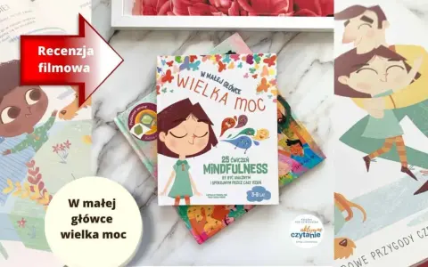 Książka "W małej główce wielka moc" to 25 ćwiczeń mindfulness dla dzieci. Ilustracje przedstawiają szczęśliwe dzieci i rodziców.