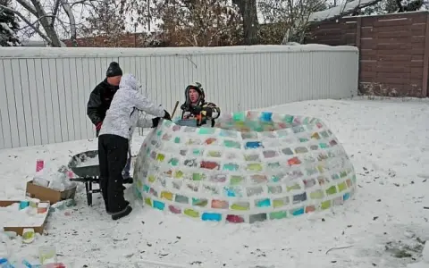 Rodzina buduje kolorowe igloo z lodu. Dzieci pomagają, układając bloki. Oto jak zbudować igloo!