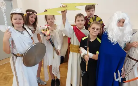 Dzieci w strojach greckich bogów i herosów. Chłopiec z piorunem, jak zrobić strój grecki dla chłopca?
