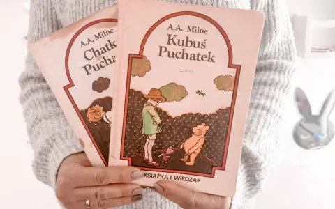 Dwie okładki książek A.A. Milne'a: "Chatka Puchatka" i "Kubuś Puchatek". Ilustracje nawiązują do ponadczasowych cytatów o przyjaźni.