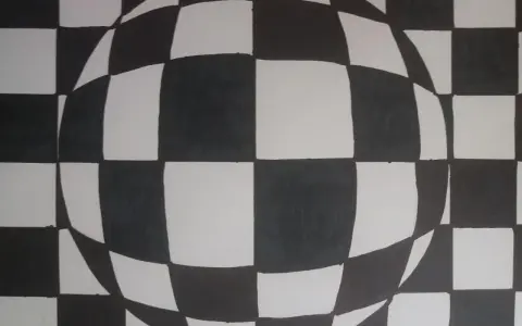 Efektowna kula z czarno-białej szachownicy, tworząca iluzję głębi. Proste, ale efektowne op art.