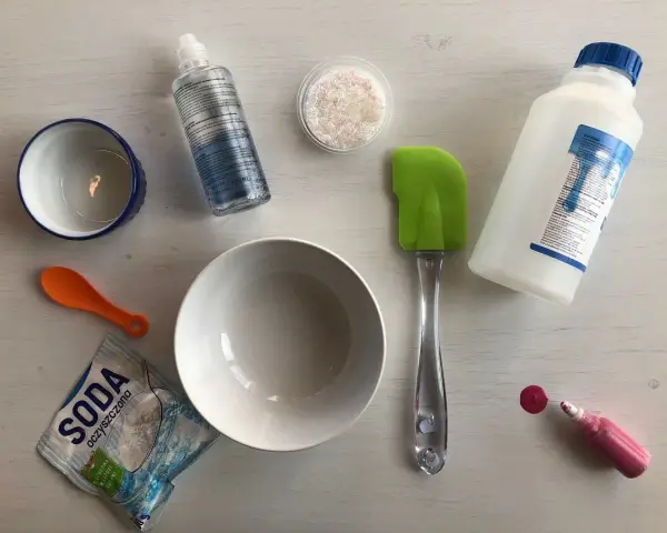 Składniki do zrobienia slime: klej, soda oczyszczona, płyn do soczewek, brokat, miseczki i szpatułka. Idealny przepis na slime!