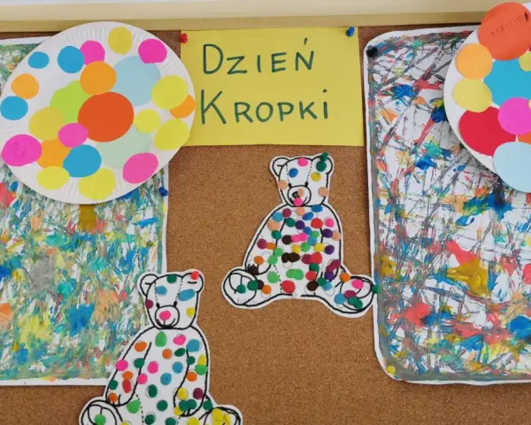 Kolorowe misie i talerze ozdobione kropkami na tablicy. Dzieci tworzyły wspaniałą pracę z kropek, celebrując Dzień Kropki.