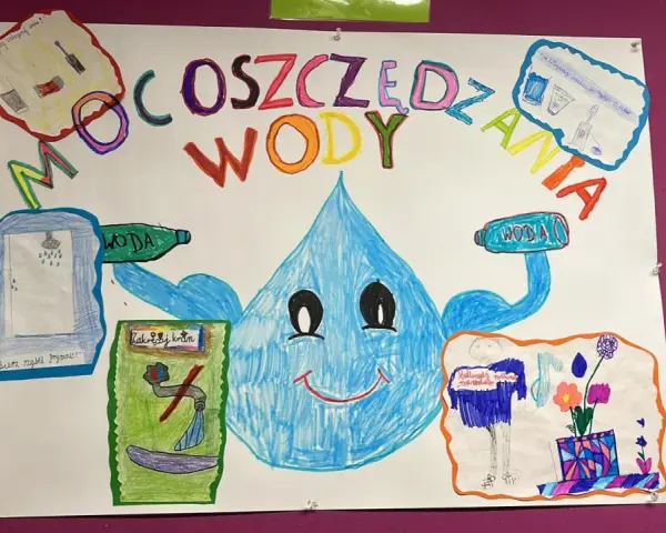 Plakat o oszczędzaniu wody. Uśmiechnięta kropla zachęca do krótkich pryszniców i zakręcania kranu. Wiersz o wodzie.
